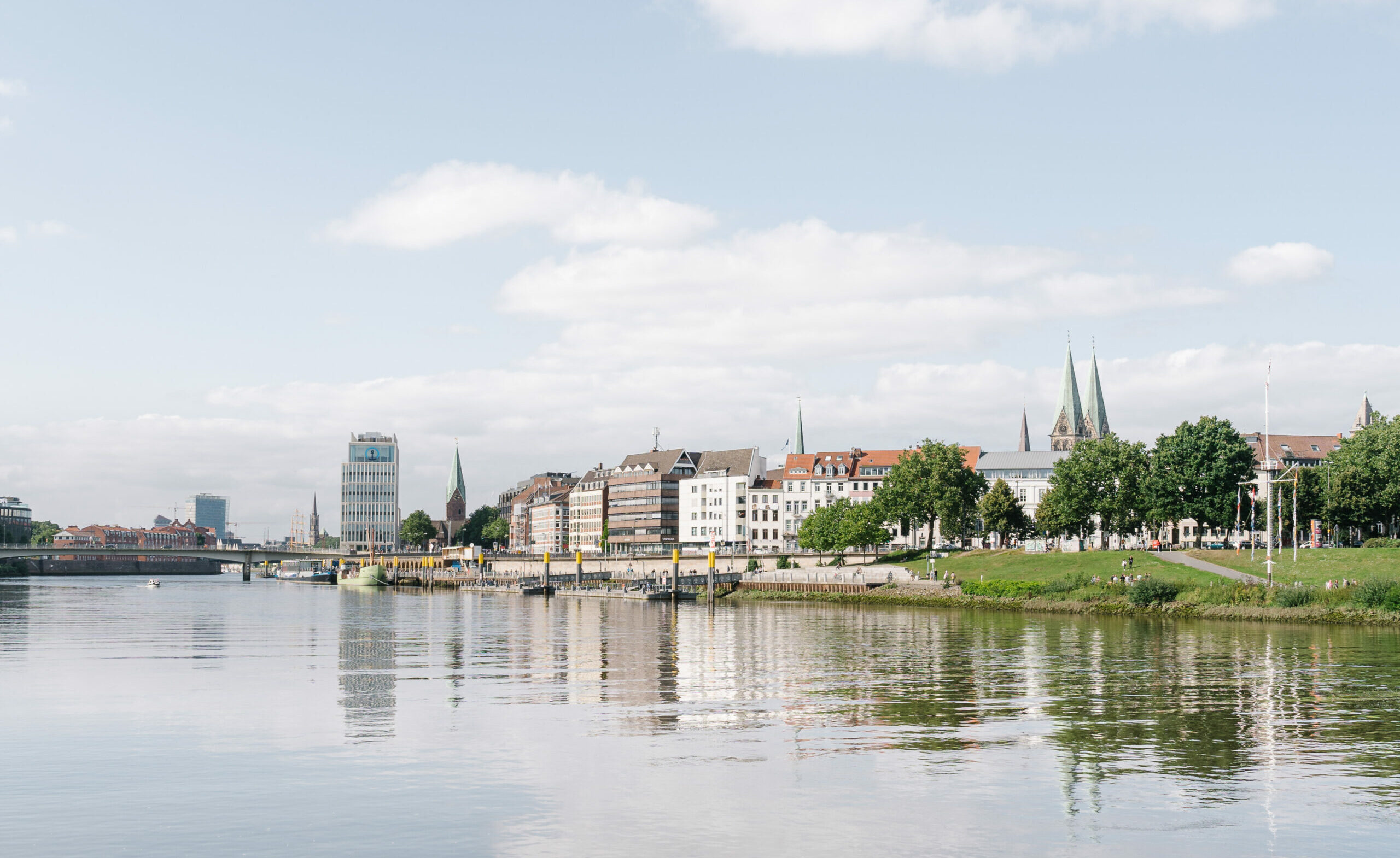 Eine Aufnahme der Stadt Bremen und der Weser.
