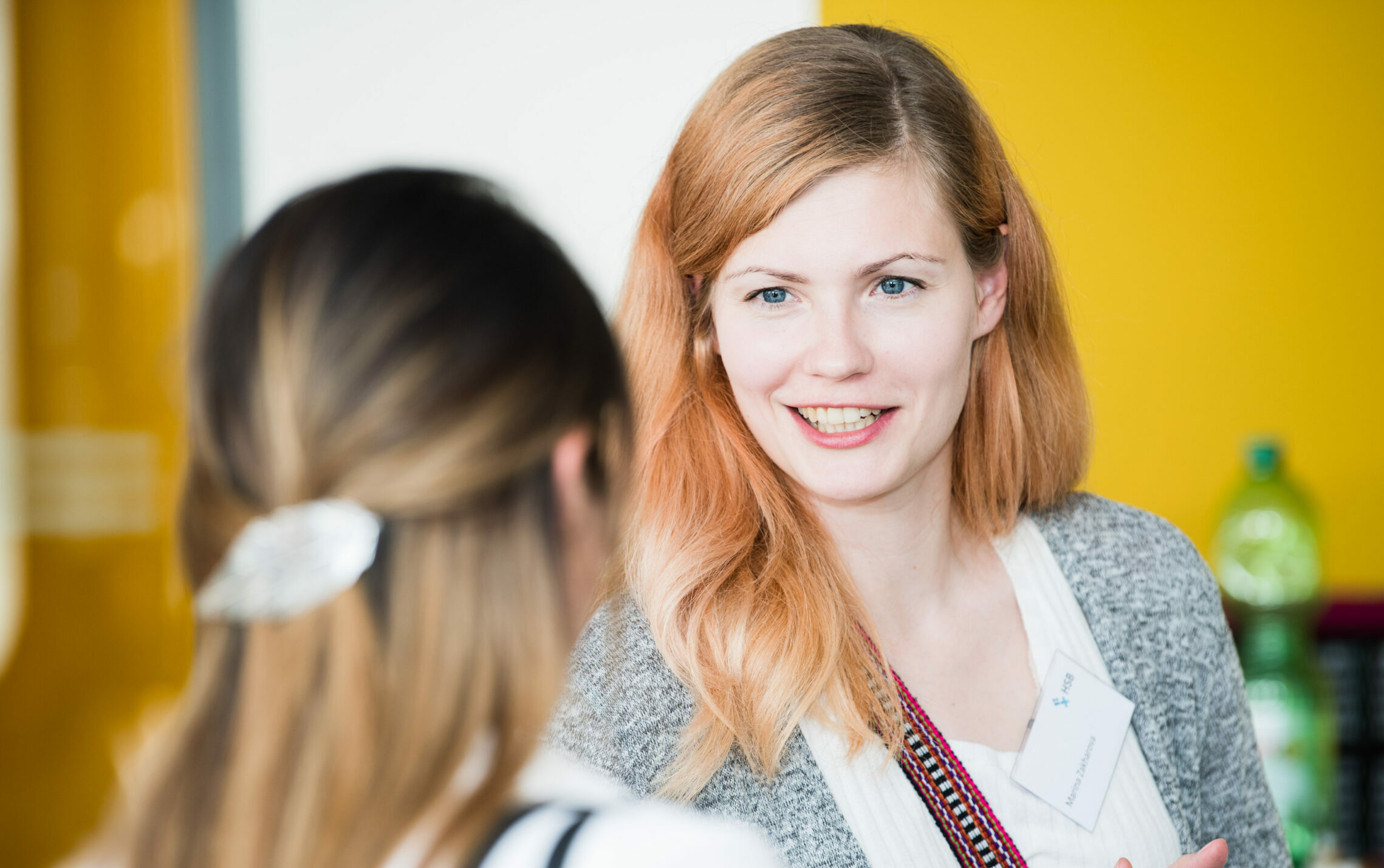 Zwei Frauen unterhalten sich.