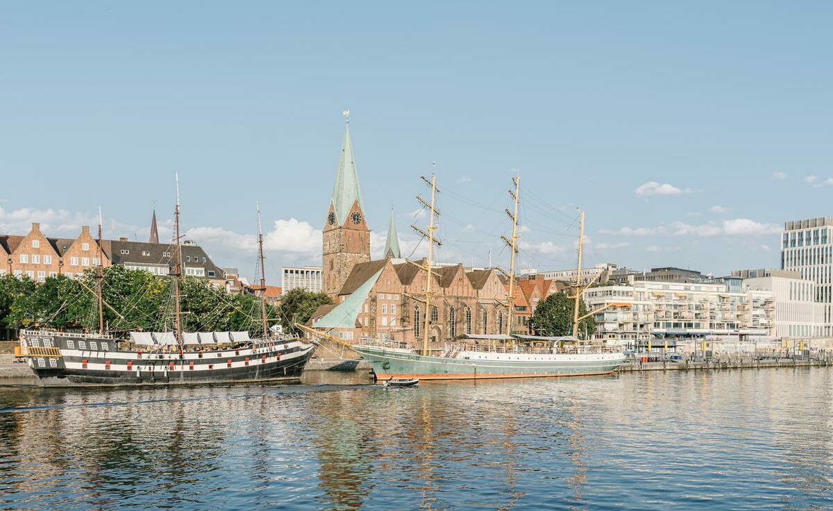 Eine Aufnahme einiger Schiffe, die an der Schlachte liegen.