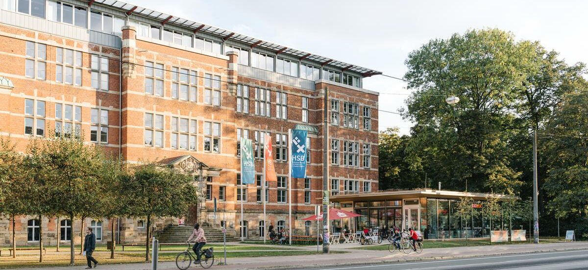 Das M-Gebäude der Hochschule Bremen im Sommer. Davor ist das Café und die Fahrradwerkstatt 