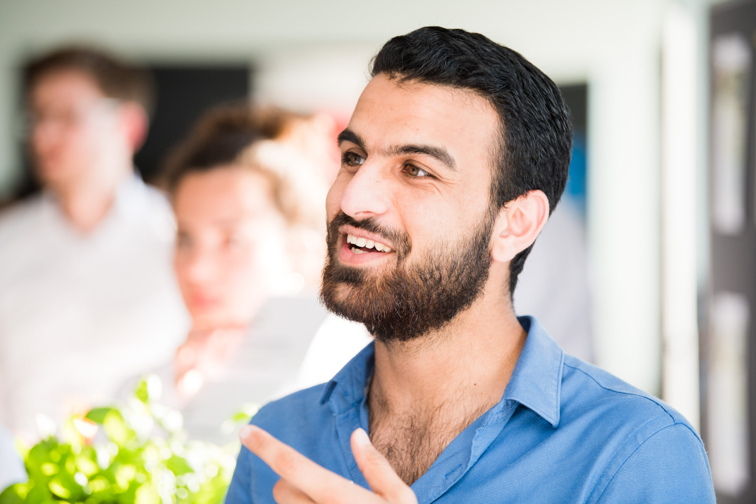 Ein Portrait eines Mannes, der gerade spricht und dabei freundlich schaut.