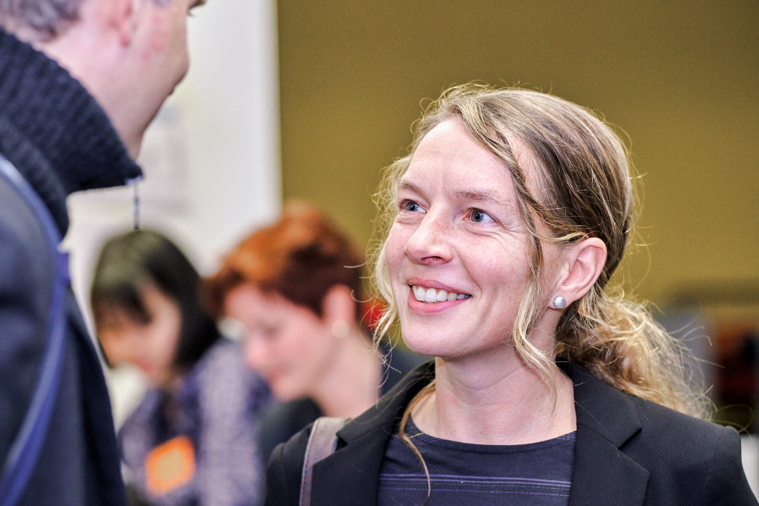 Professorin Antje Krüger ist im Gespräch.