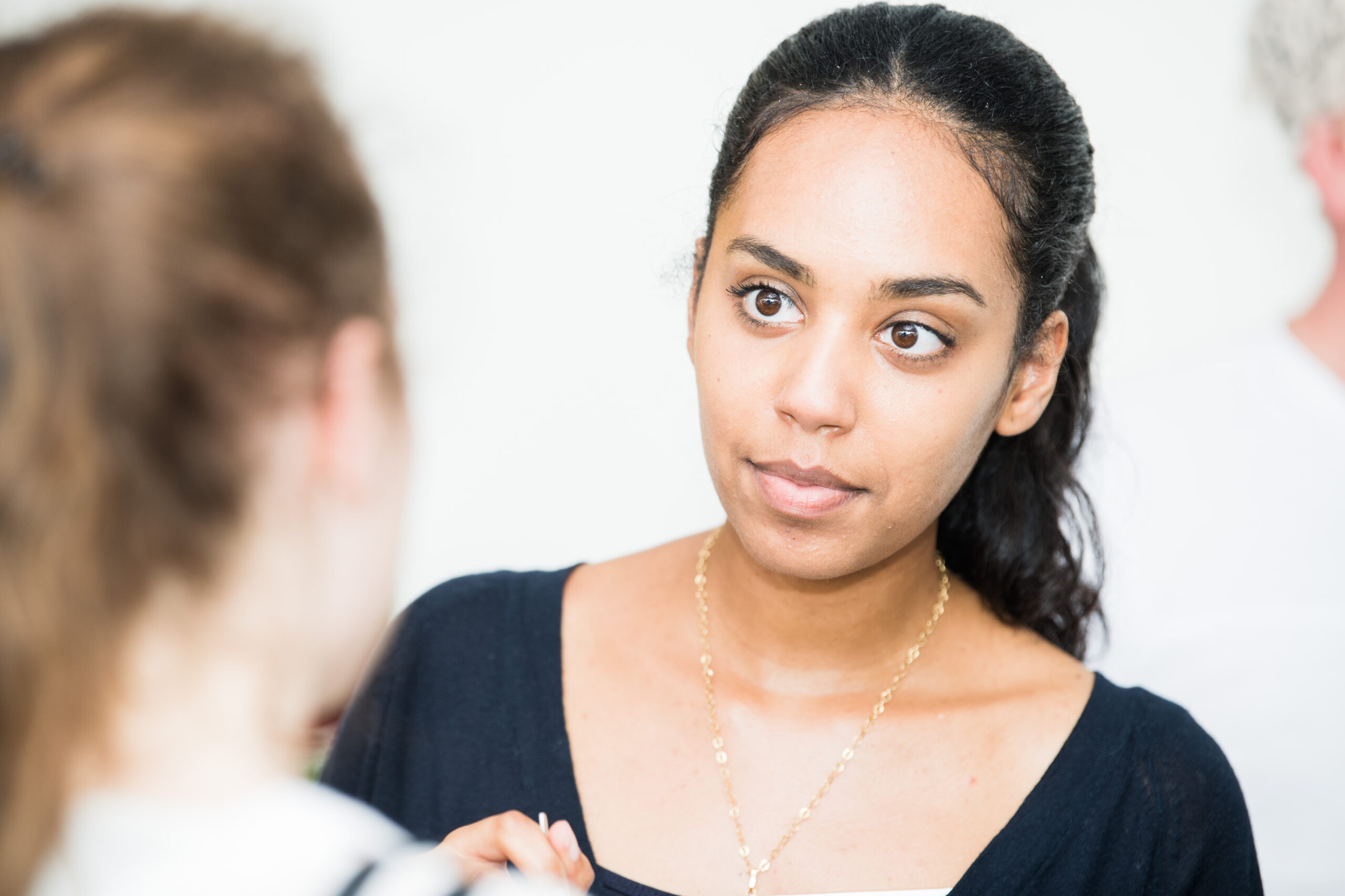 Zwei Personen sitzen sich gegenüber und unterhalten sich.