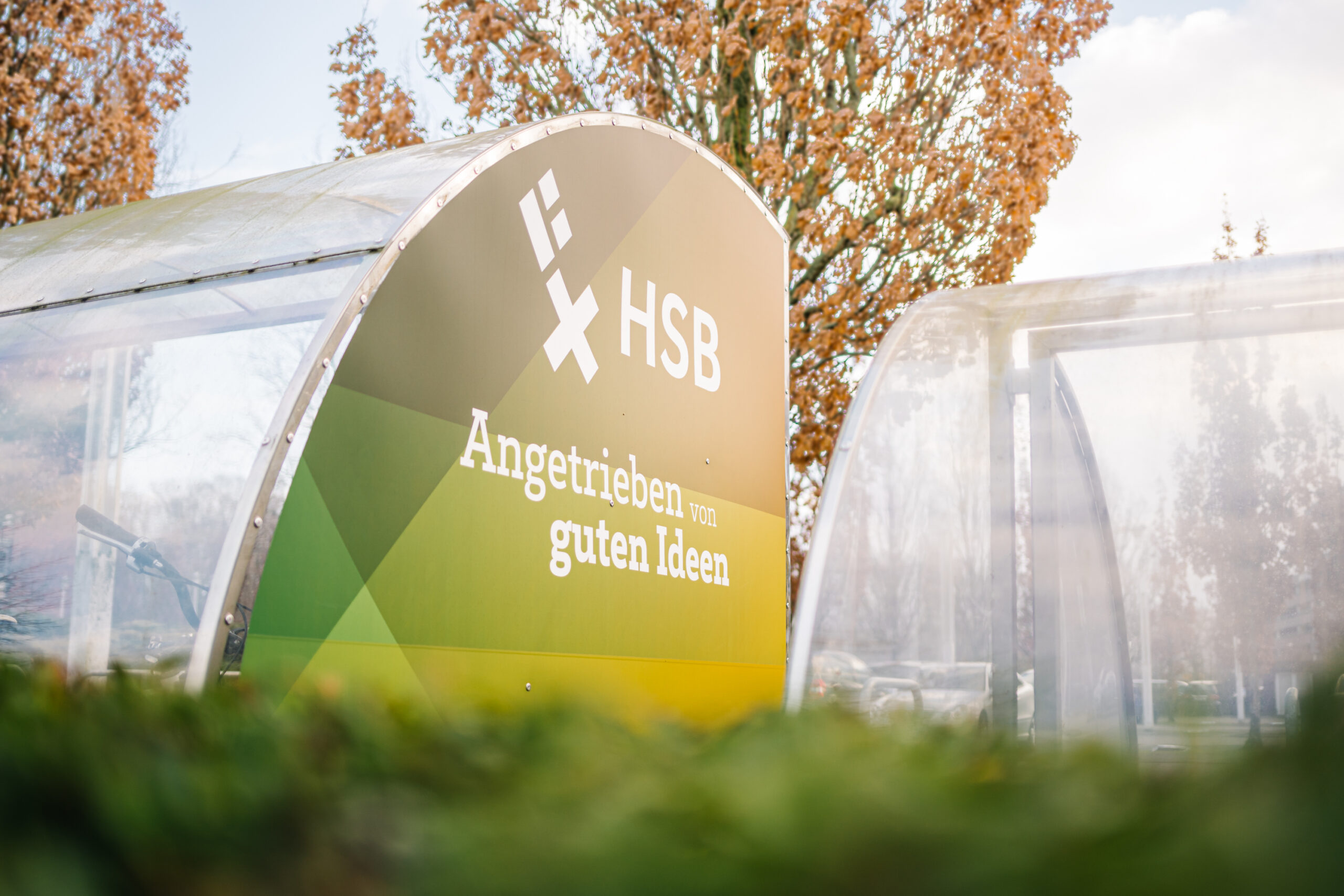 Zwei überdachte Fahrradständer mit der Aufschrift 