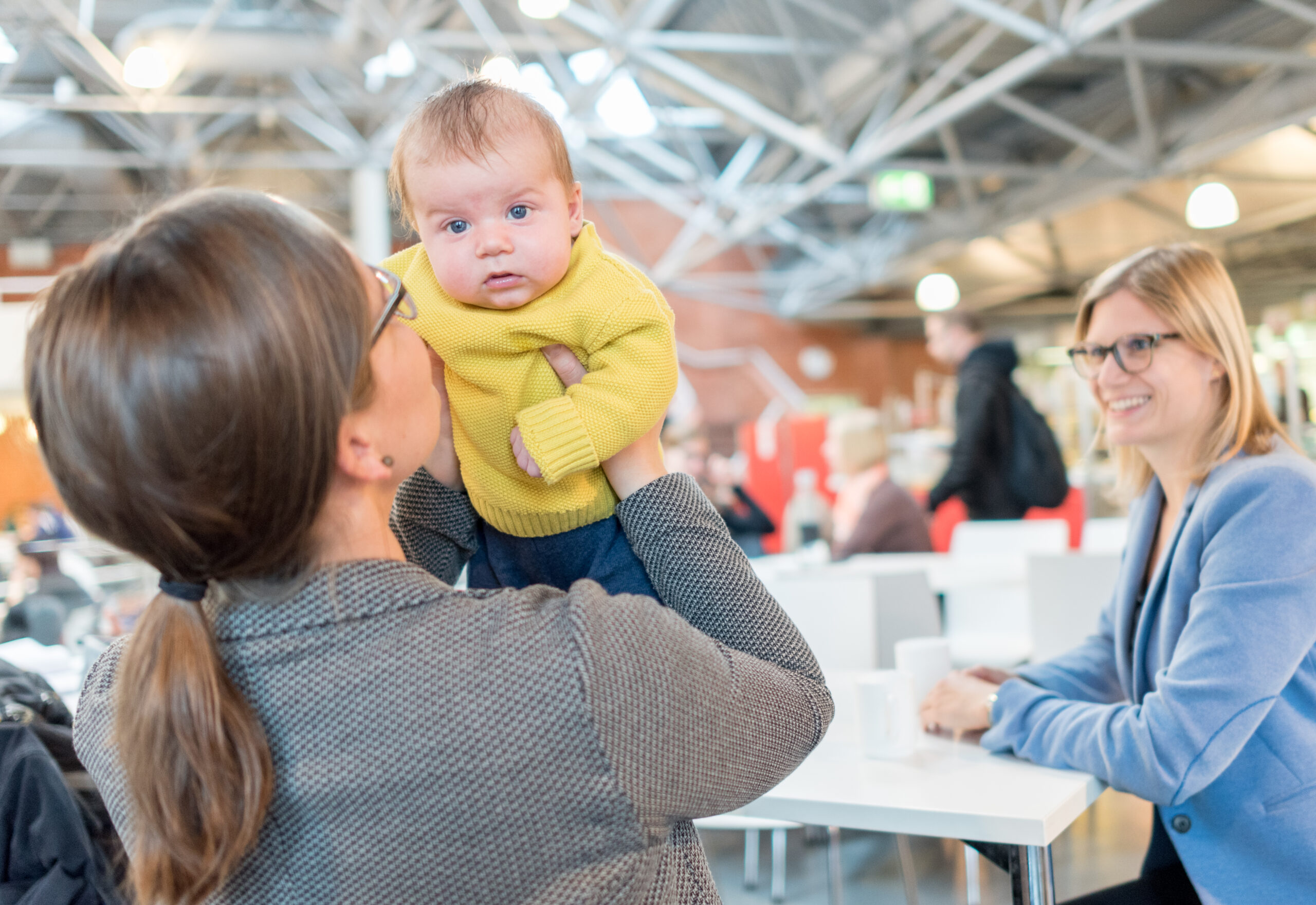 Eine Mutter mit Kind in der Mensa am Campus Langemarckstraße.