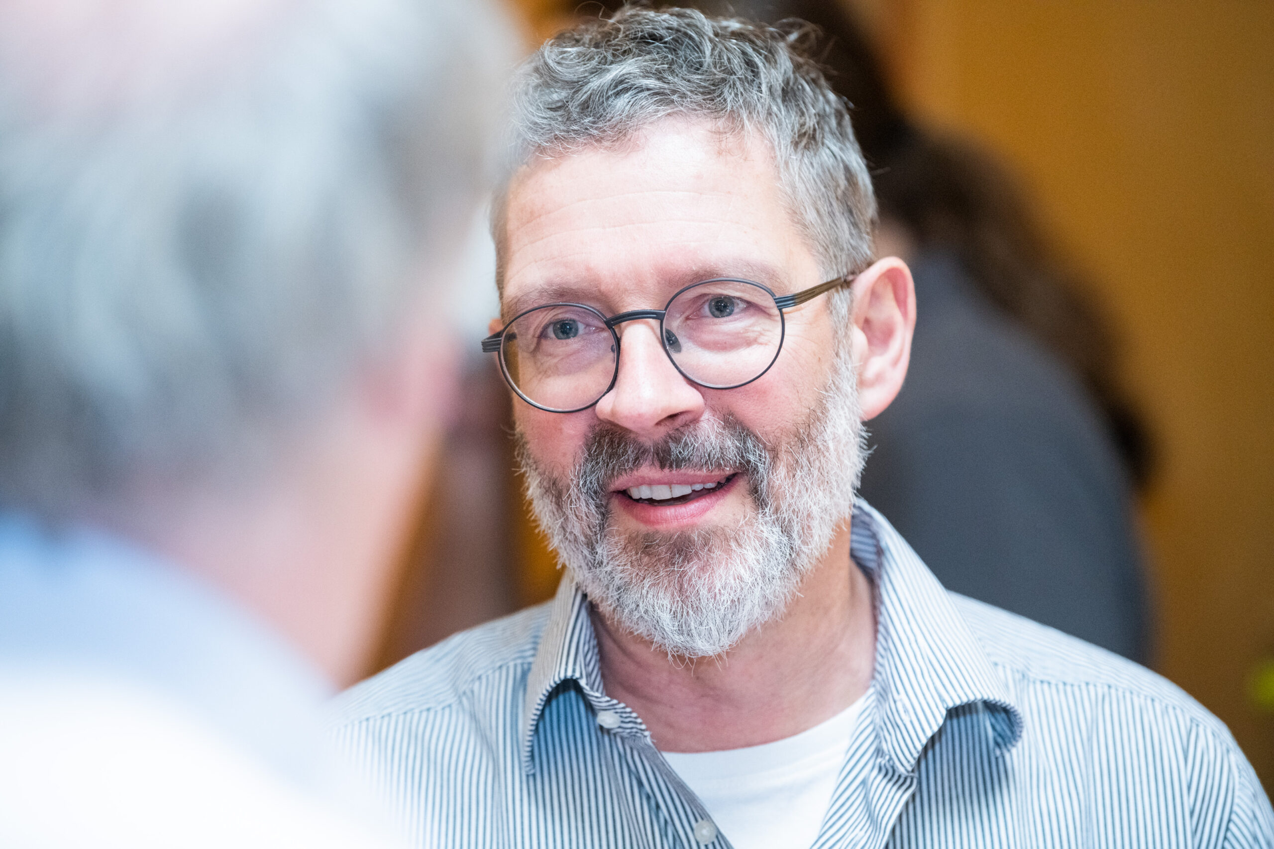 Zwei Männer unterhalten sich.